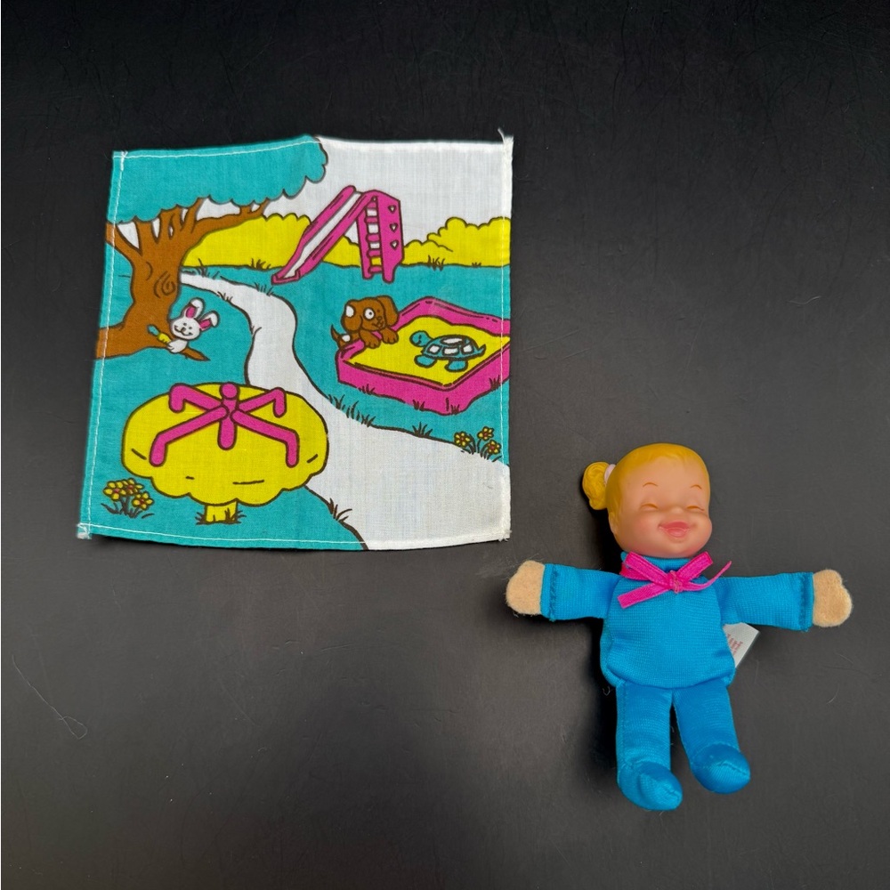 Vintage 1996 Teeny Tiny Tumbles Surprise Turquoise Mini Doll W/Play Mat Toy Biz